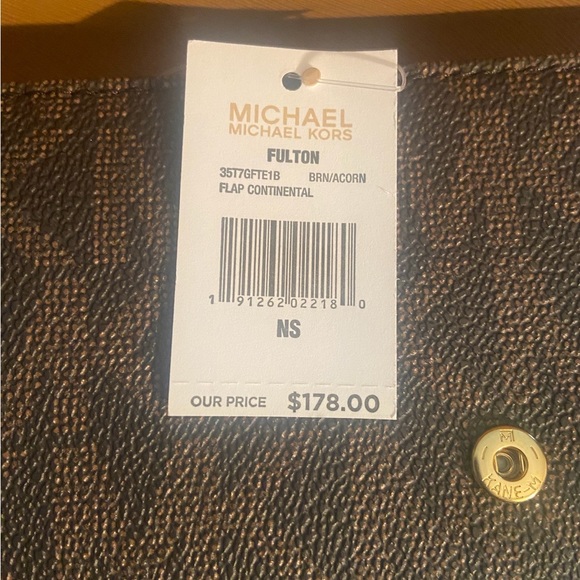 Michael Kors Fulton Flap Continental Wristlet Wallet. - Picture 6 of 6